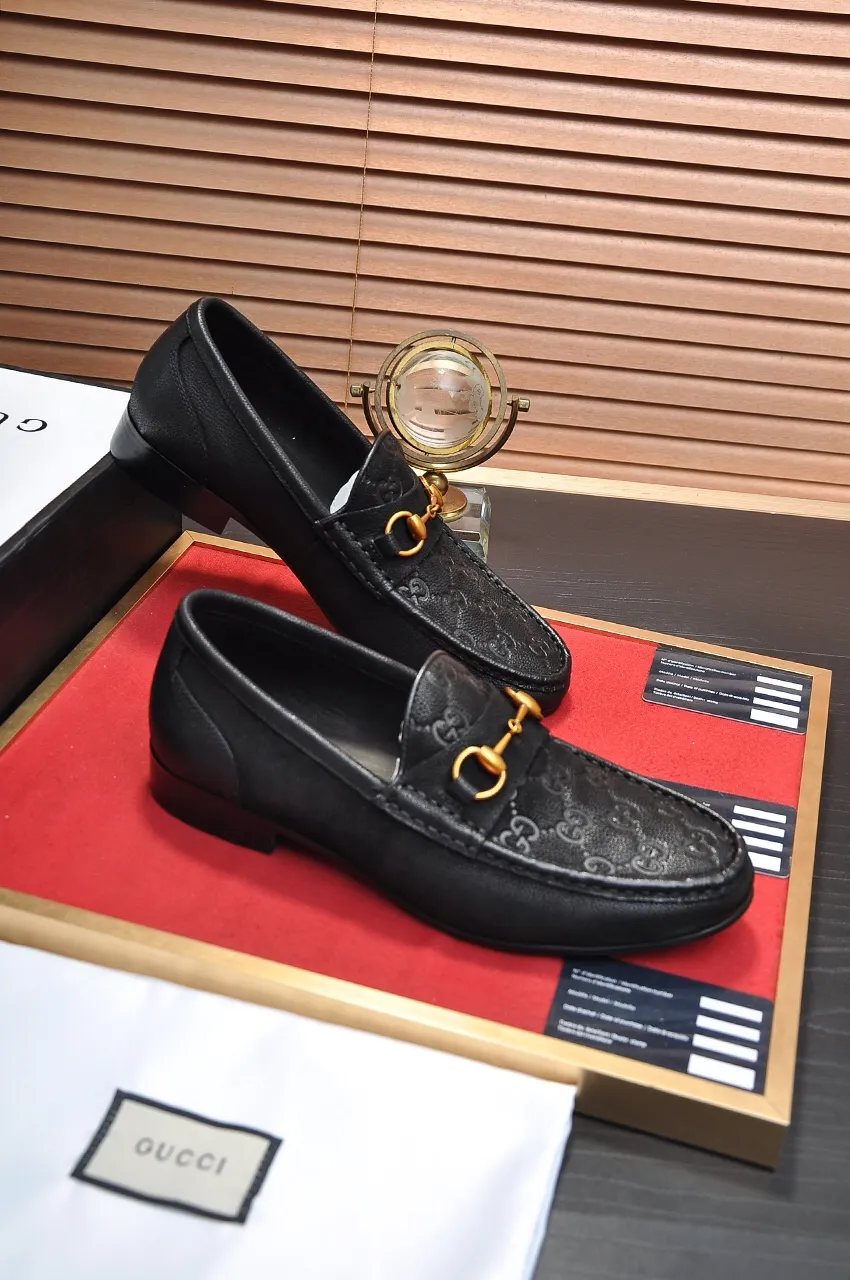 Men's shoes💰500💶Italy's top luxury men's shoe giant (GUCCI) (Gucci) (full cowhide lining) new arrival🍃Original European style🔰 Pleasant to the eye😍In order to make the shoes more durable and non-deformable🌀The production continues to follow traditional methods but there is still no lack of innovation💪Choose original sheepskin for the leather♻️ Smooth and natural And extra bright ⭐Made of imported cowhide, the first choice of rich people 38-45 (45 customized)